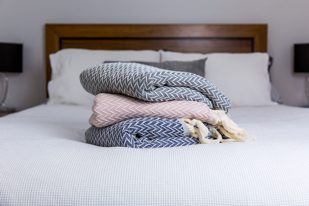 BARCELONA Throw: Navy/Natural